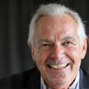 Portret aktywnego seniora, pełnego radości życia i entuzjazmu.