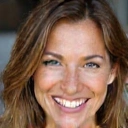 Portret uśmiechniętej kobiety w średnim wieku, symbolizującej zdrowie i radość.